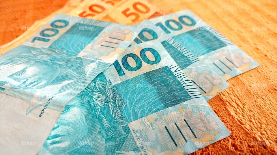 Dinheiro. Cédulas... Moeda brasileira. Notas de $100 e $50 Reais.