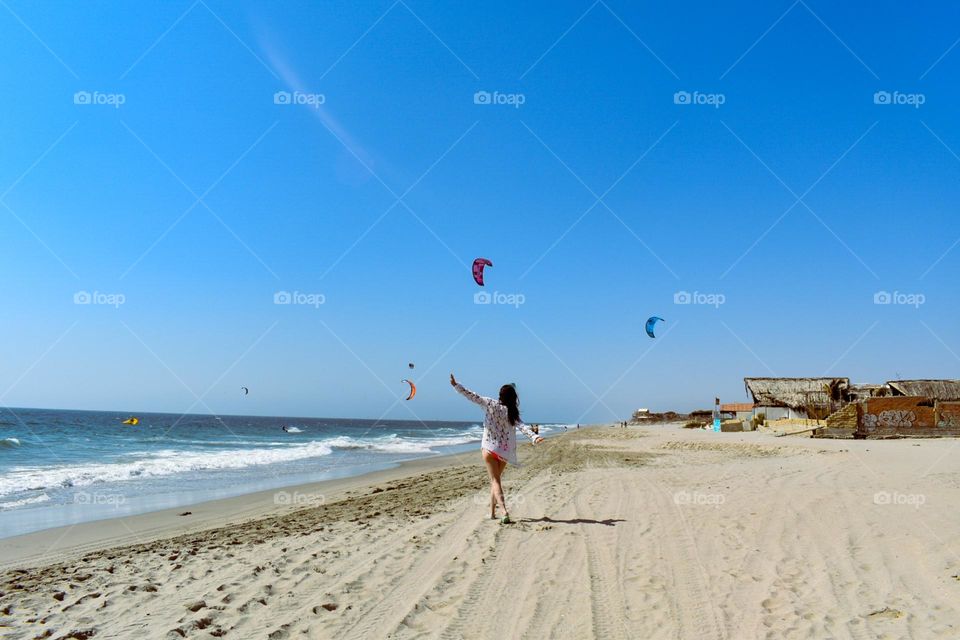 Fly with the parachutes in the beach 
