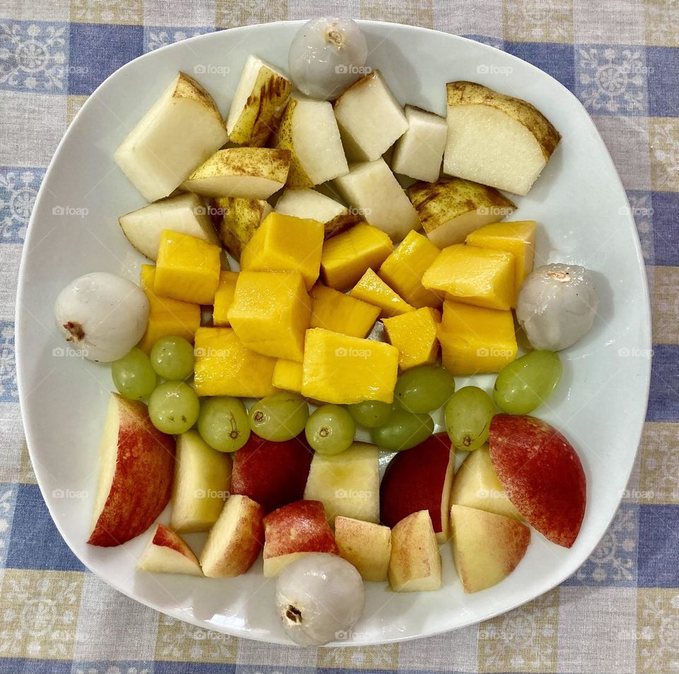 🇧🇷 Nossas deliciosas frutas de hoje: pêra, manga, uva, pêssego e lichia!
Mais saudável e saboroso? Não dá! 😋
🇺🇸 Our delicious fruits of today: pear, mango, grape, peach and lychee!
Healthier and more tasty? It does not give!🍴