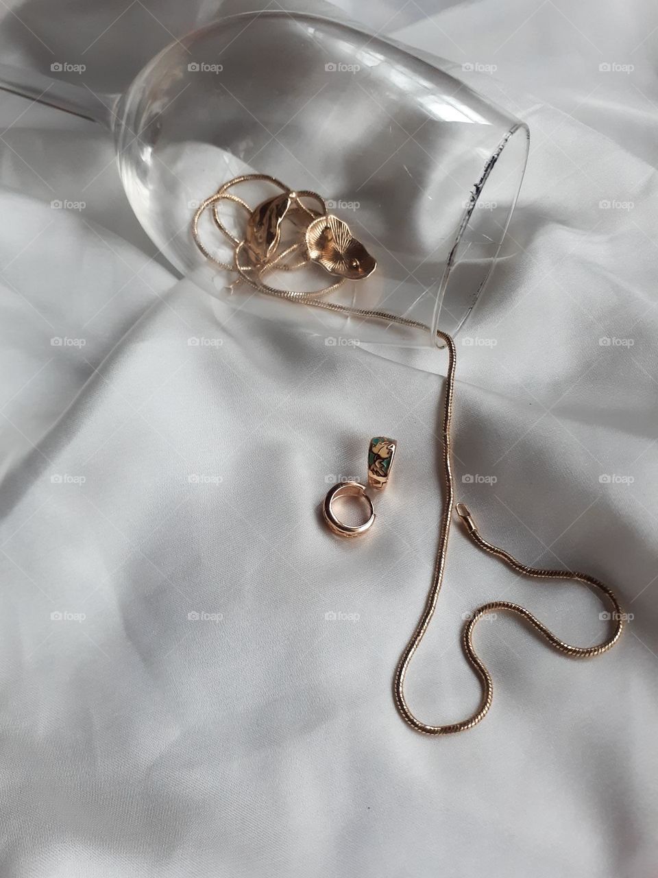 Aesthetics of gold jewelry