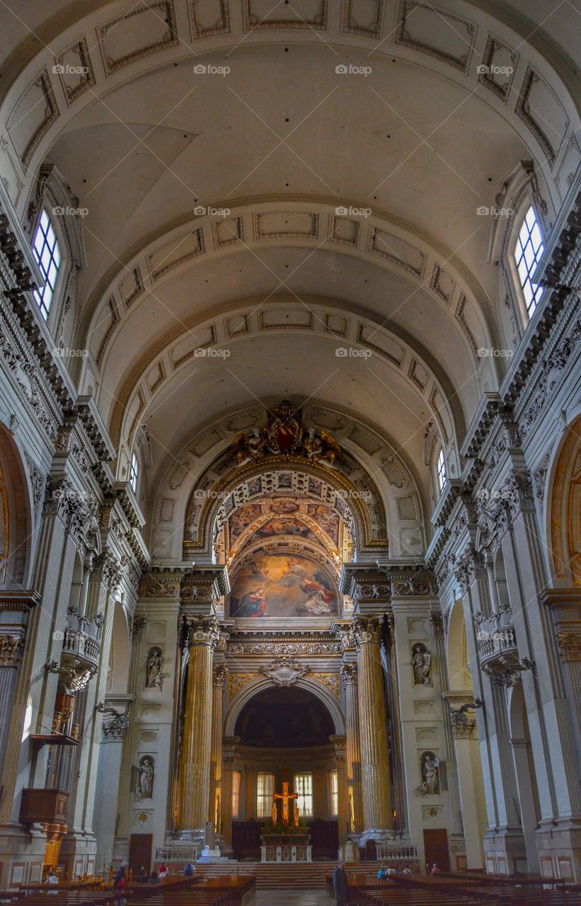 Interior de la Catedral Metropolitana de San Pedro (Bologna - Italy)