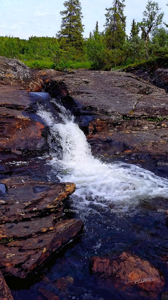 Small waterfall between the rocks.