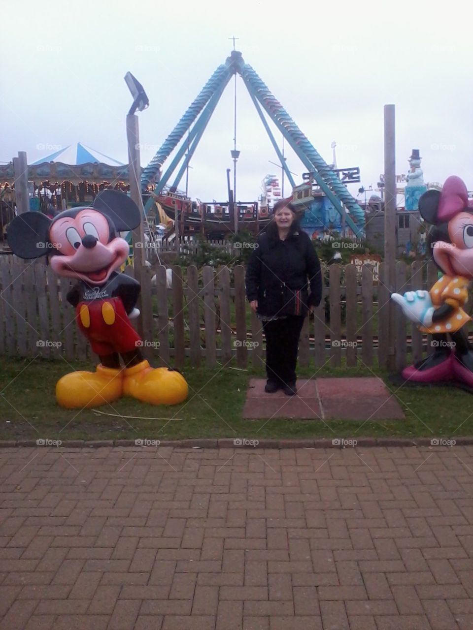 Between Mickey mouse and Minni Mouse