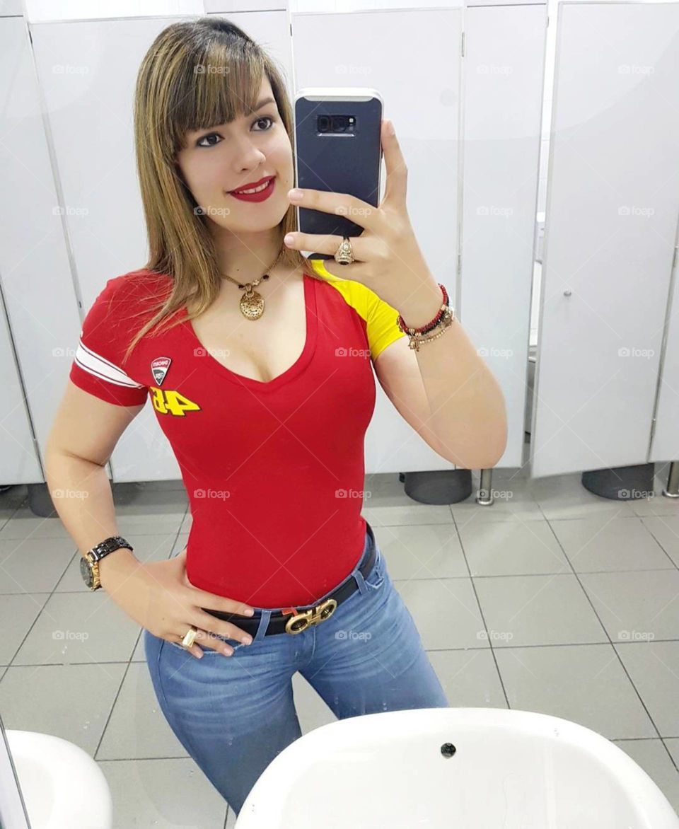 En el baño me estaba dando un retoque a mi belleza