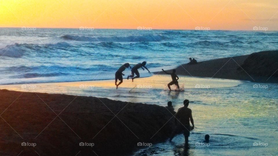 During my stay in Bali there were always plenty of fellas around, that reminded me of the circus with their acrobatic practices during sunsets.