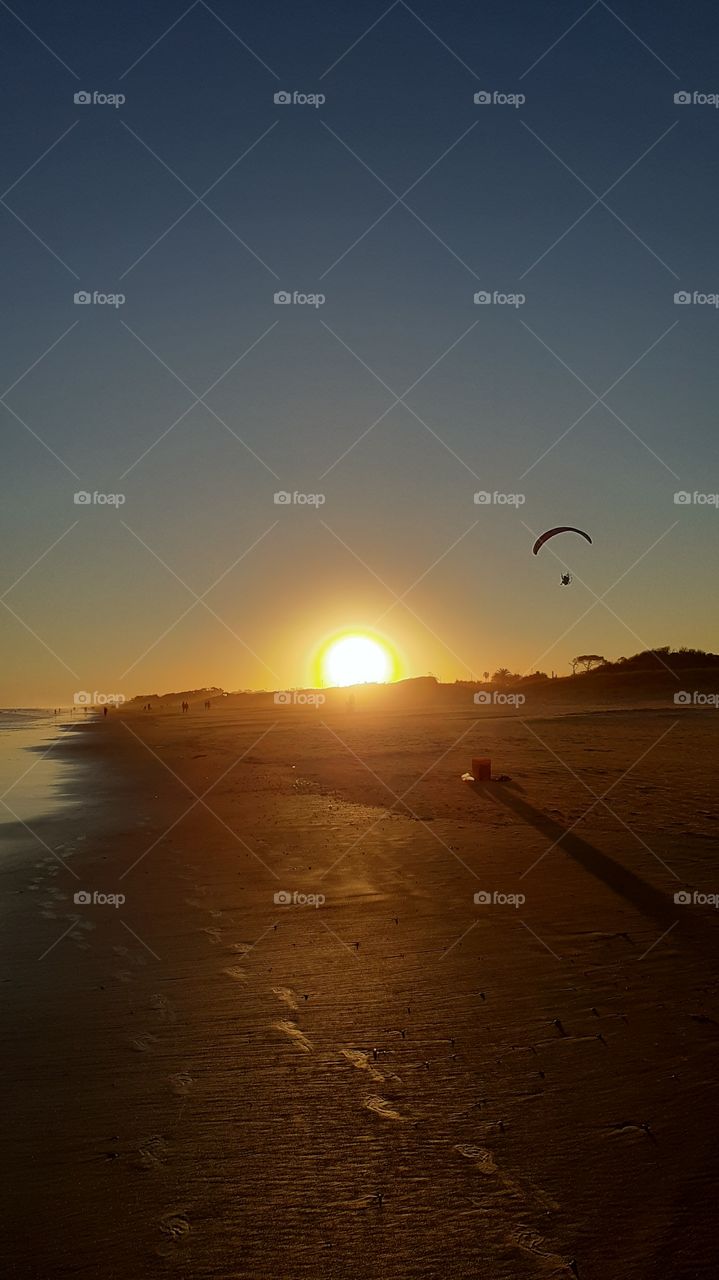 volando un poco hacia el atardecer