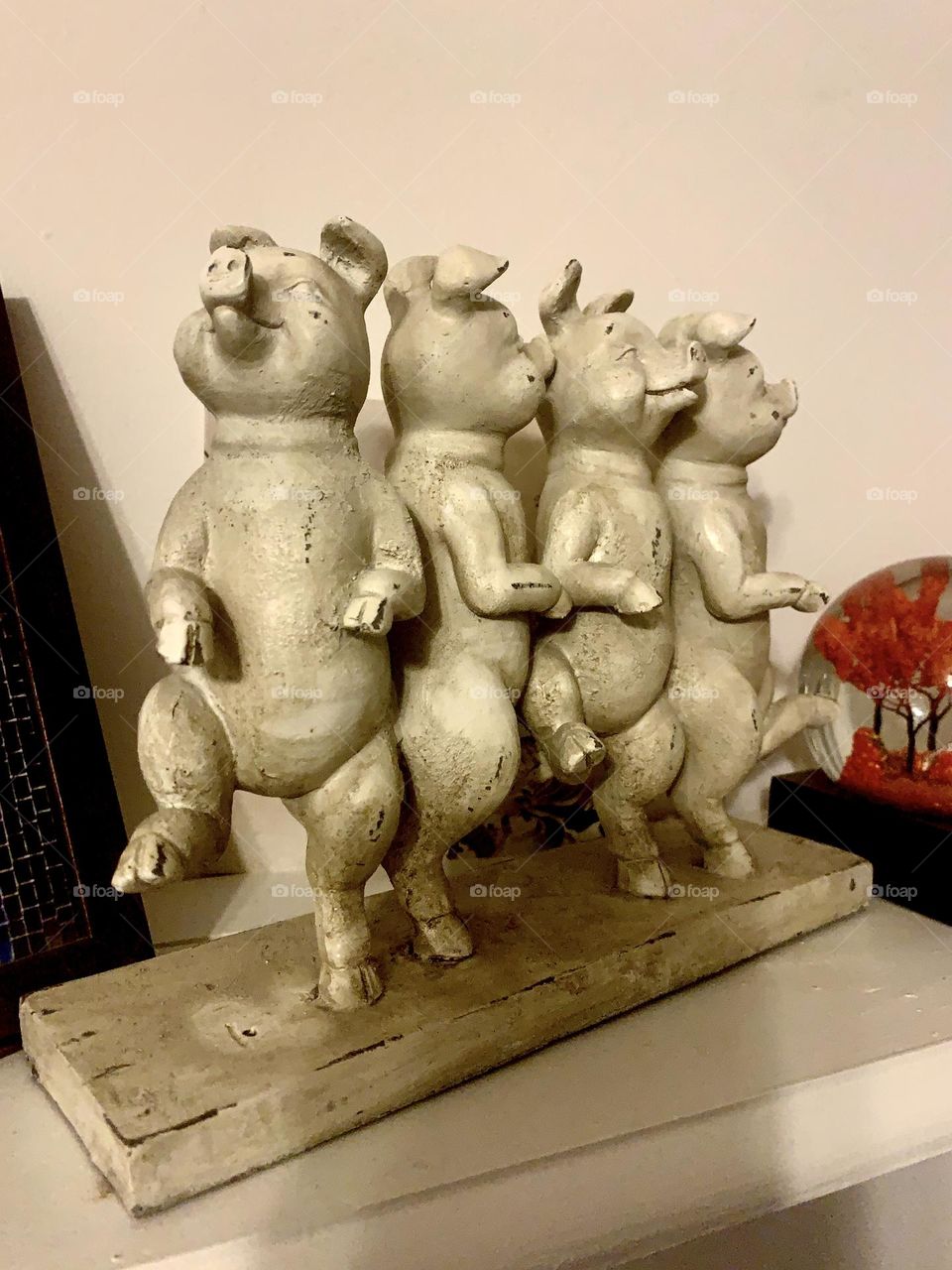 Dancing piggies 