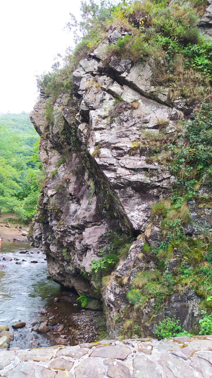 las tres brujas en las rocas