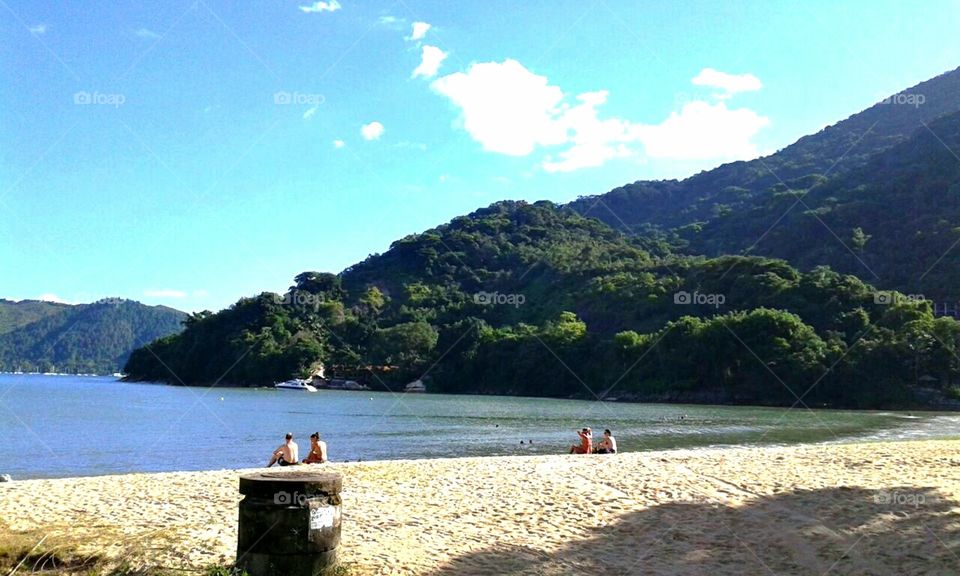 Morros, serras, montanhas, árvores, pessoas, mar...