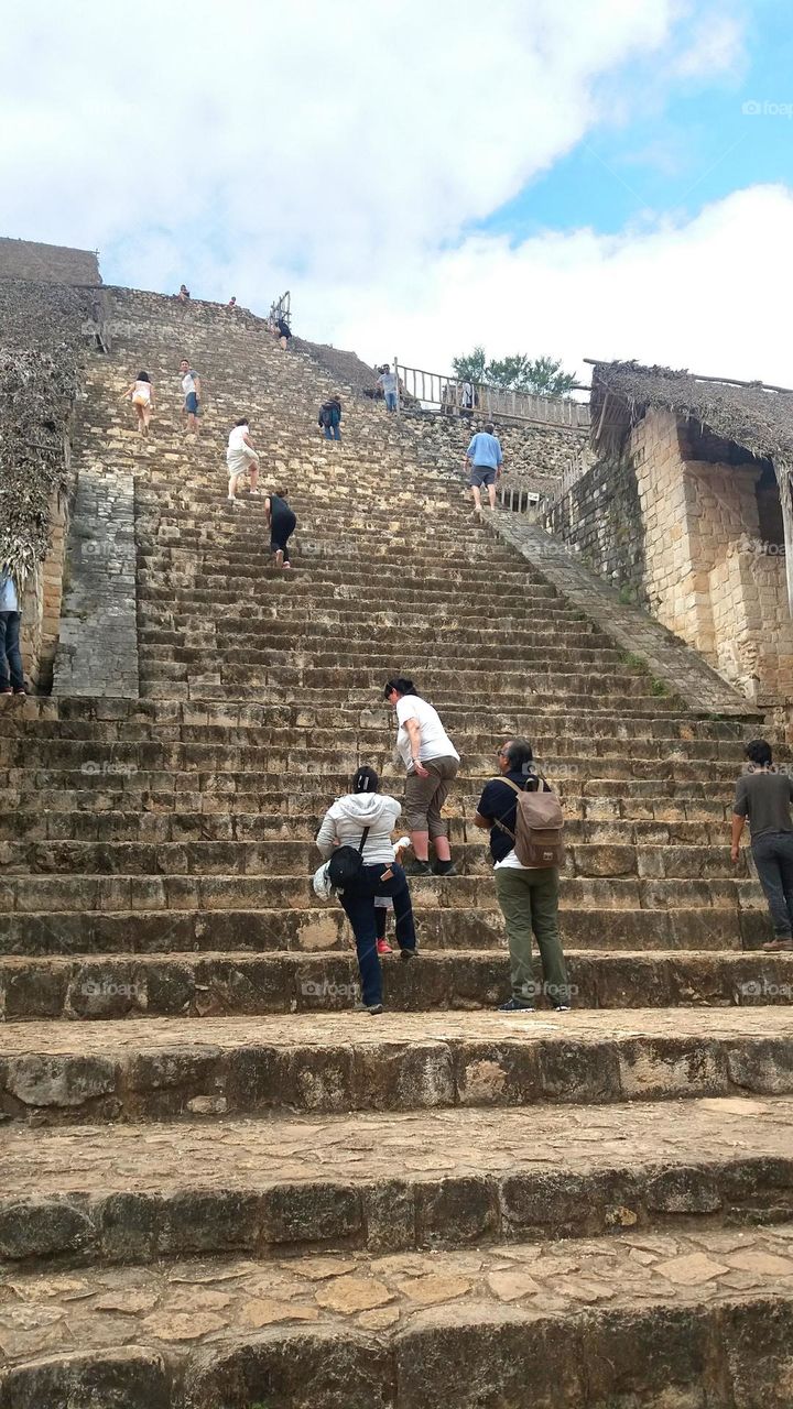 subiendo a la pirámide maya