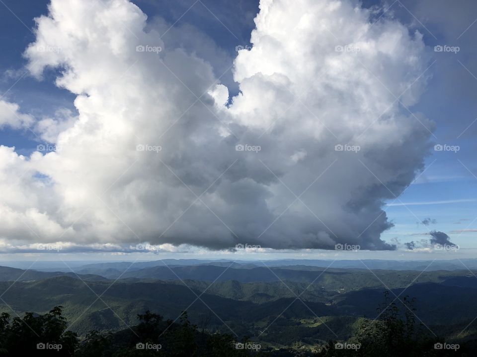Breathtaking Cloud View above the Rolling Mountains 