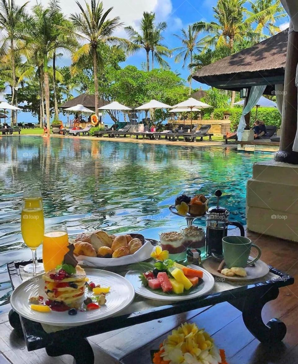 Lunch time at the lake