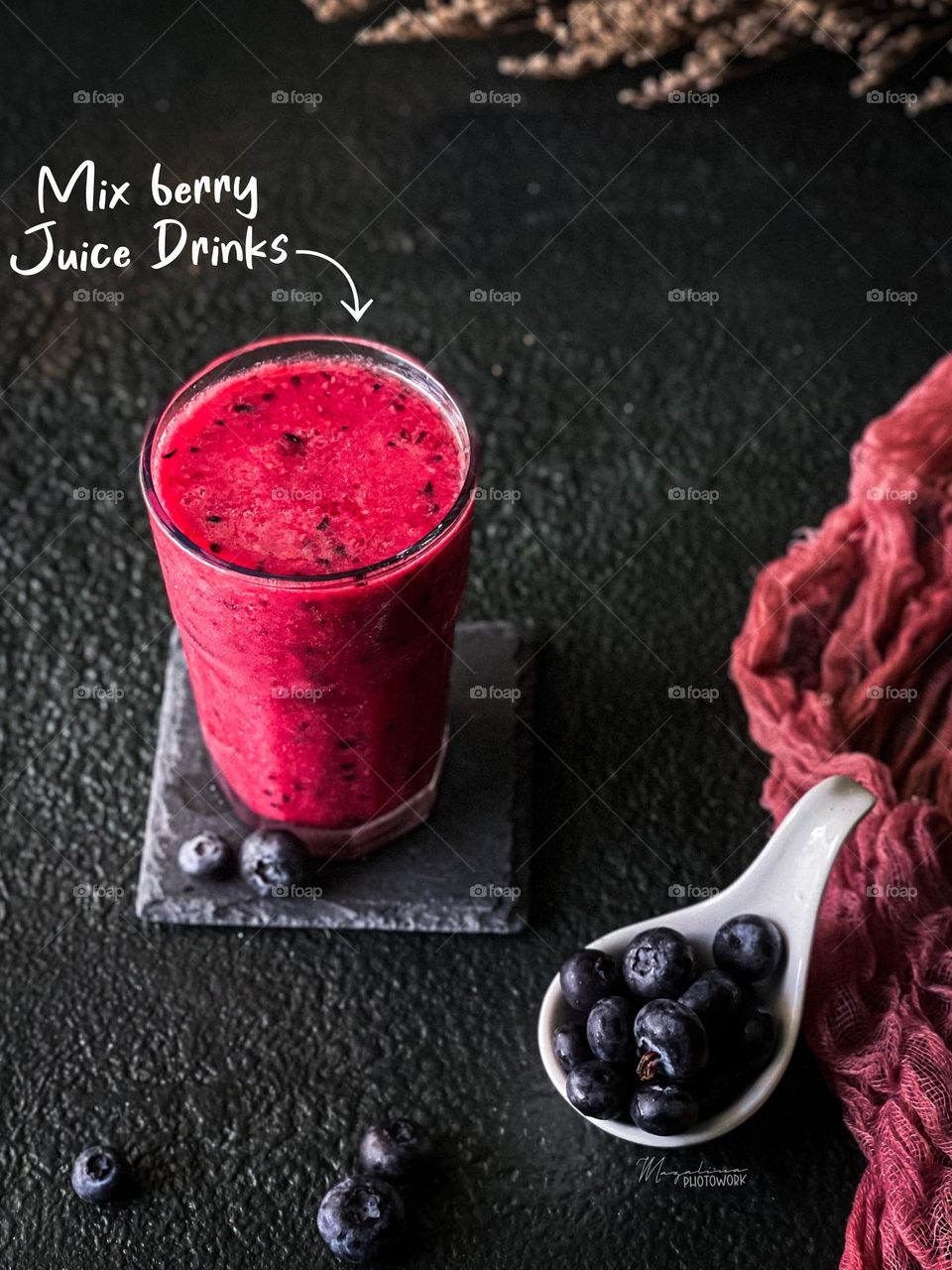 Mix berries and dragon fruit juice in a high glass cup and some blueberries in the ceramic spoon