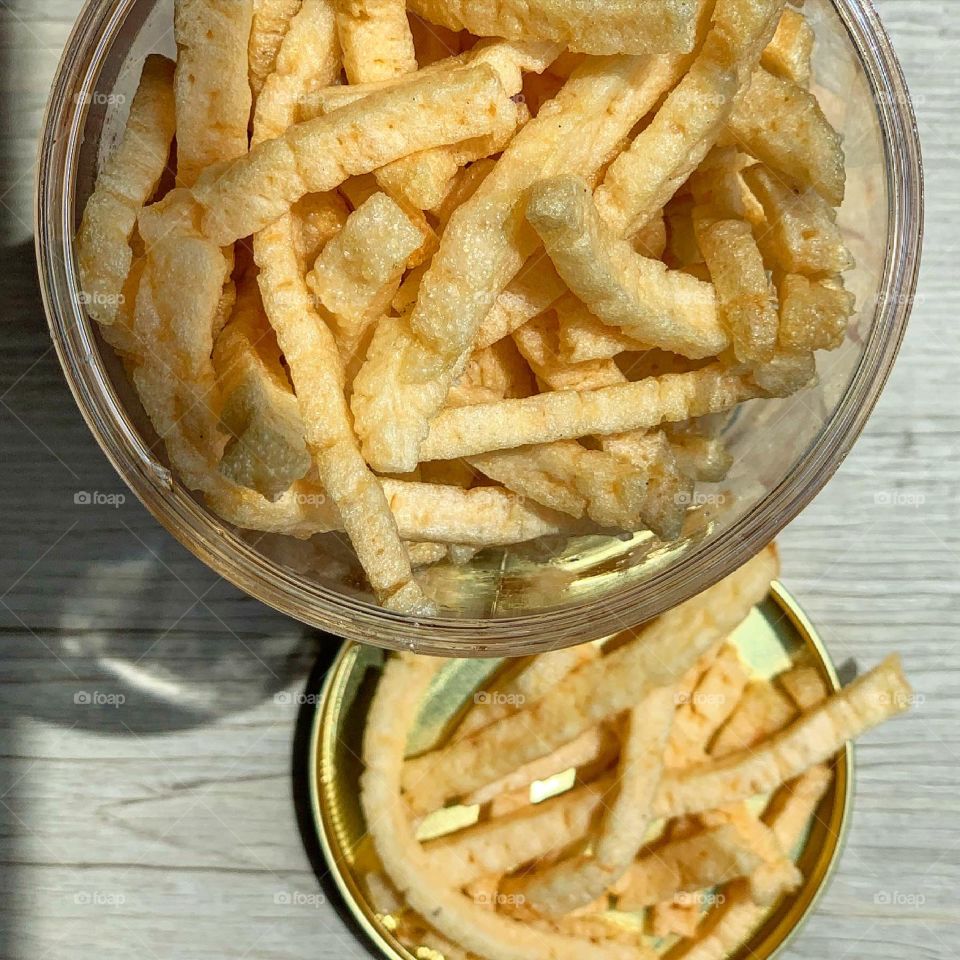Prawn crackers in white truffle 