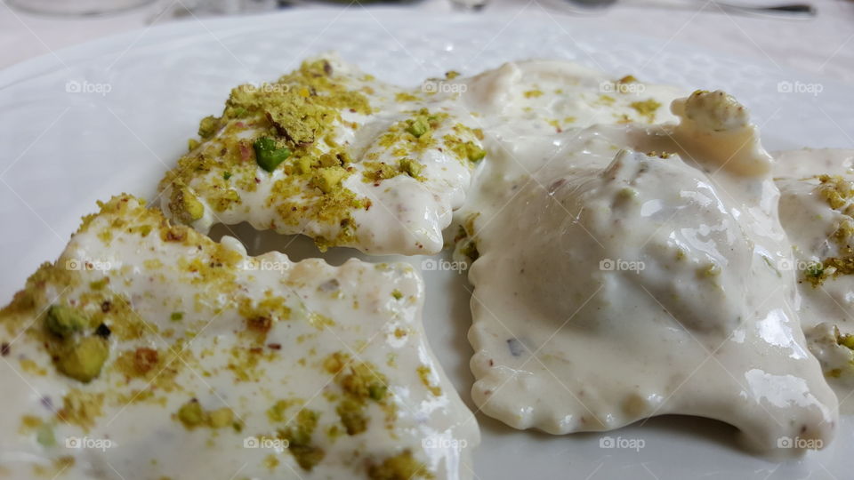 ravioli con panna e pistacchio