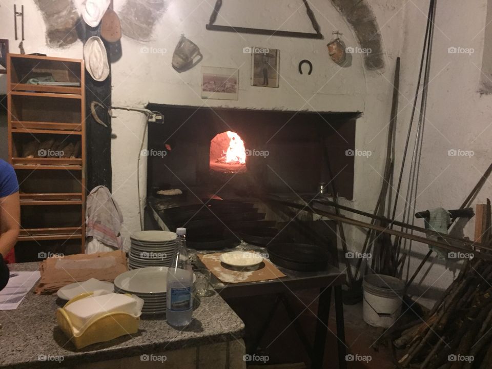 Un vecchio forno a legna ancora a lavoro dopo 100 anni a Tropea 