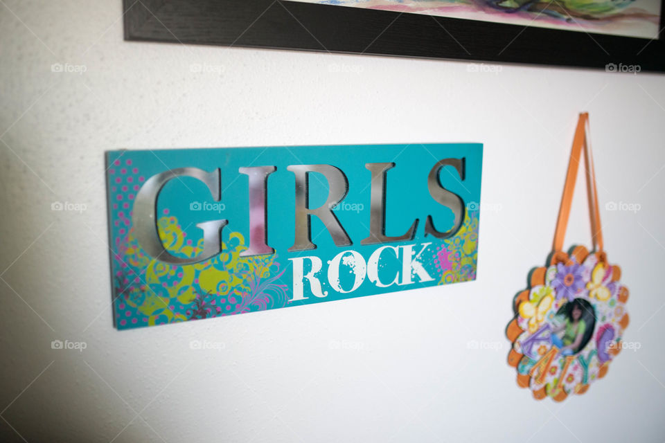 girls rock sign