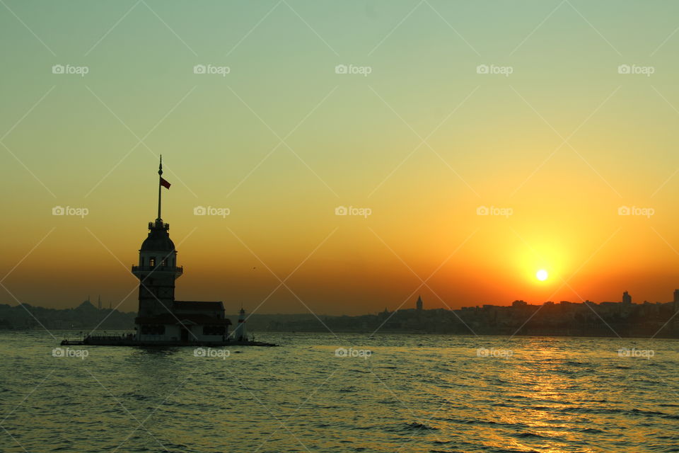 Alexander touer at golden hour. bosphorus in uskadar at sunset