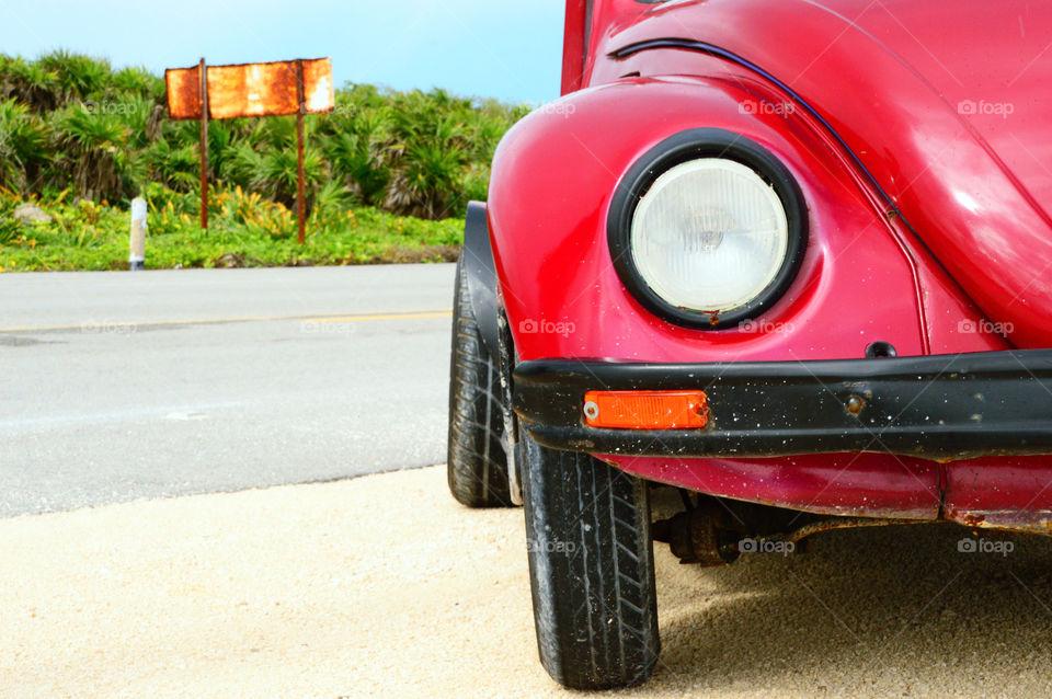 Mexikanischer Sportwagen. Roter Käfer durchquert eine mexikanische Urlaubsinsel.