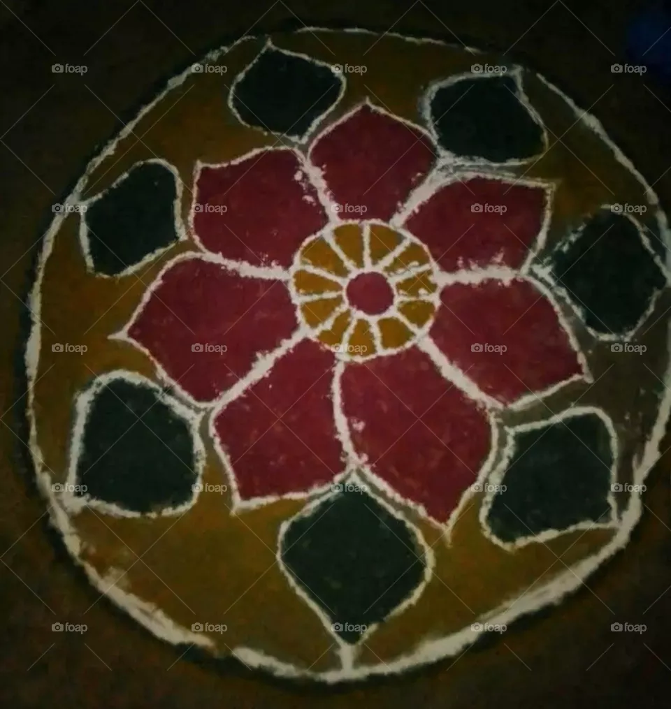 A beautiful and attractive view of Rangoli made in the courtyard of the house.