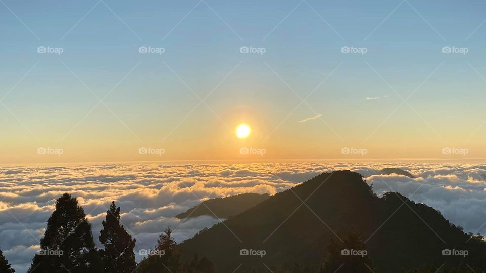 Beautiful mountain scenery with sea of clouds