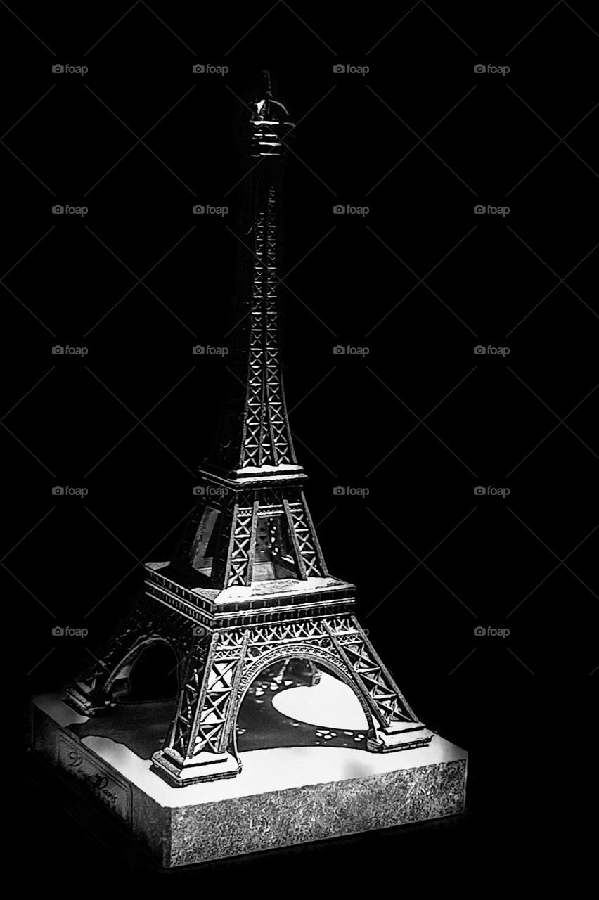 Eiffel Tower souvenir.  B&W image with focus on base and shadows.
Lembrança da Torre Eiffel.  Imagem P&B com foco na base e sombras.