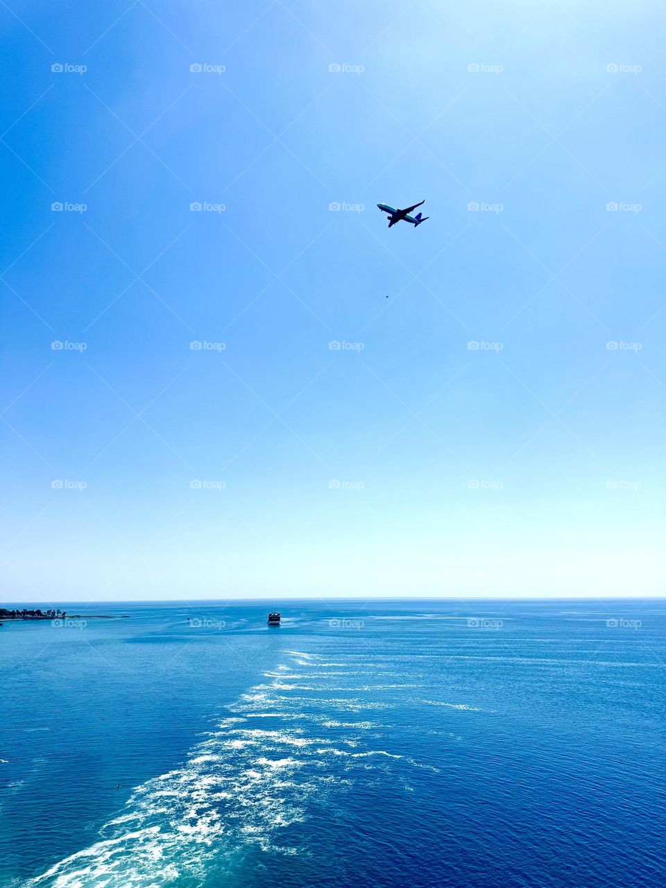 Самолет пролетающий над морем 