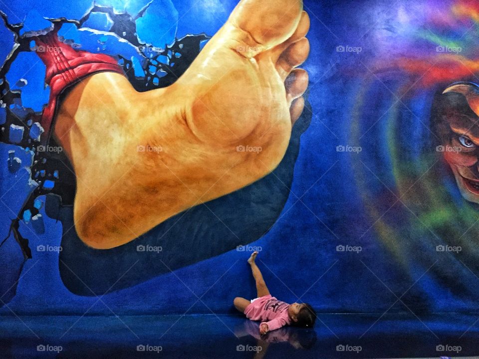 Museum visit last year! Don't step on my baby! 😅😂 Giant foot! 😱😱😱