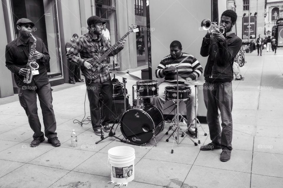 Chicago musicians . Chicago street performers , group playing jazz/blues on a sidewalk .
