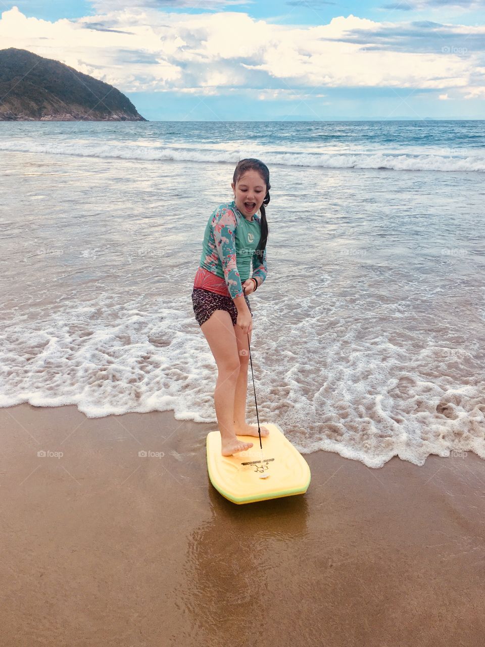 Surfing is very relaxing!  Here in Brazil, surfing is a sport widely practiced across our coastline. / Surfar é algo muito relaxante! Aqui no Brasil, o surf é um esporte muito praticado em todo nosso litoral. 