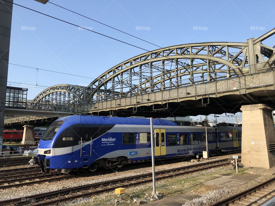 Tren bajo el puente de Hackerbrücke en Múnich