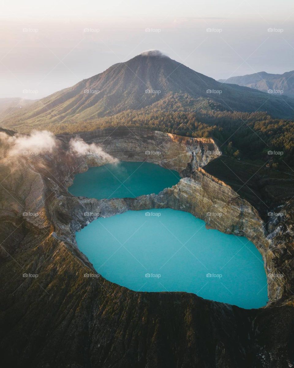 Indonesia has been nothing short of absolutely MIND BLOWING 🤯
⠀⠀⠀⠀⠀⠀⠀⠀⠀⠀⠀⠀⠀⠀⠀⠀
One day we were roaming tropical islands with living dragons and the next we were hiking up to topaz blue volcanic crater lakes 🌋