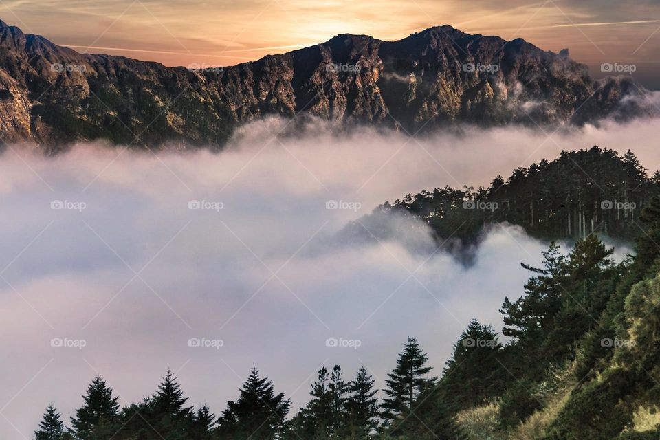 Beautiful mountain scenery with sea of clouds