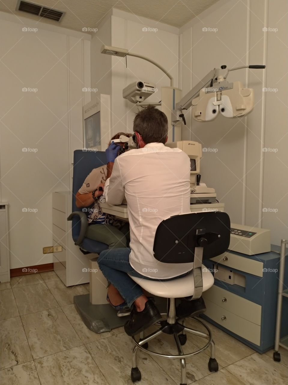 Consulta de un oftalmólogo  con una paciente