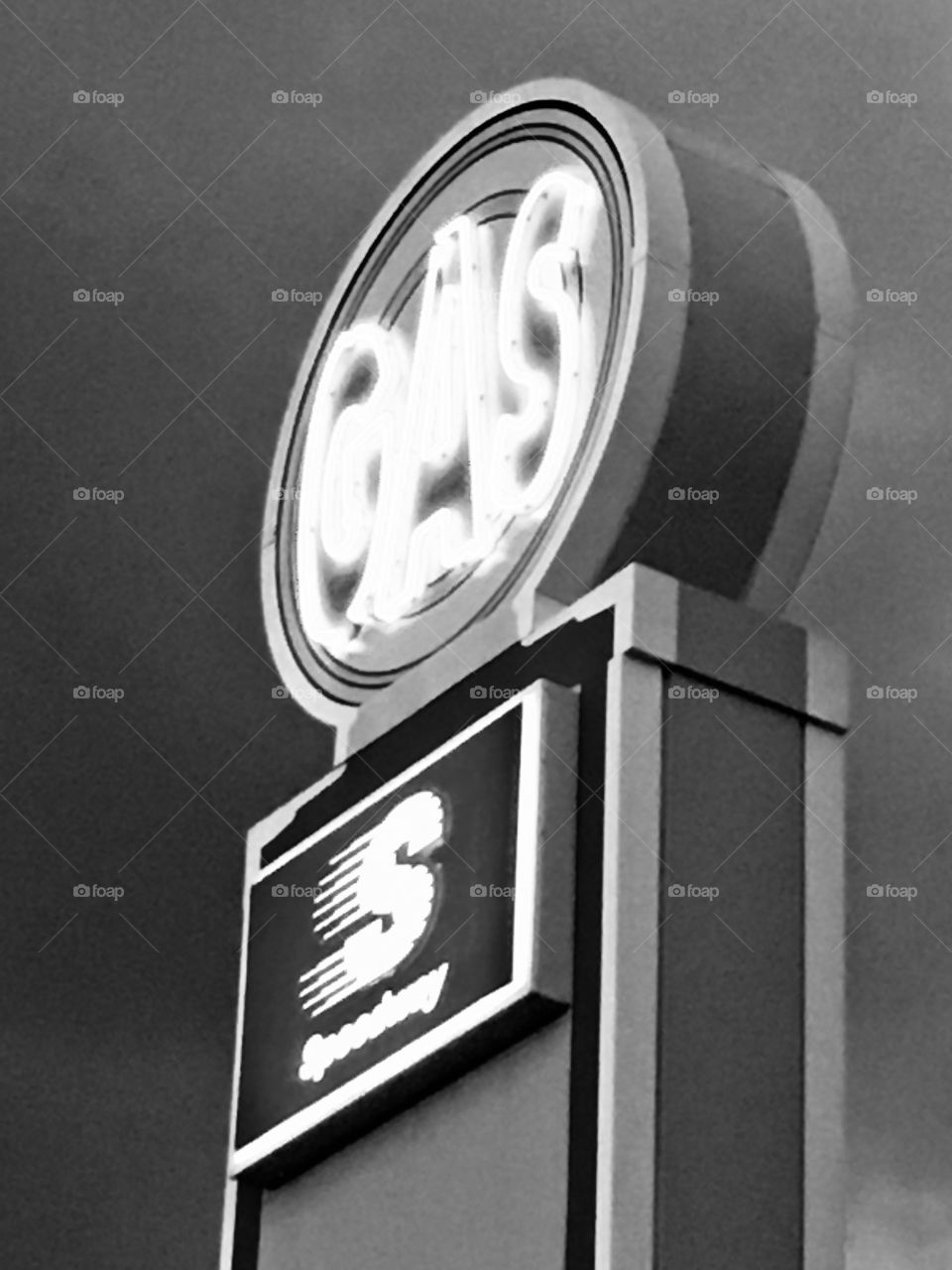 Huge gas pump as a sign for Speedway ⛽️