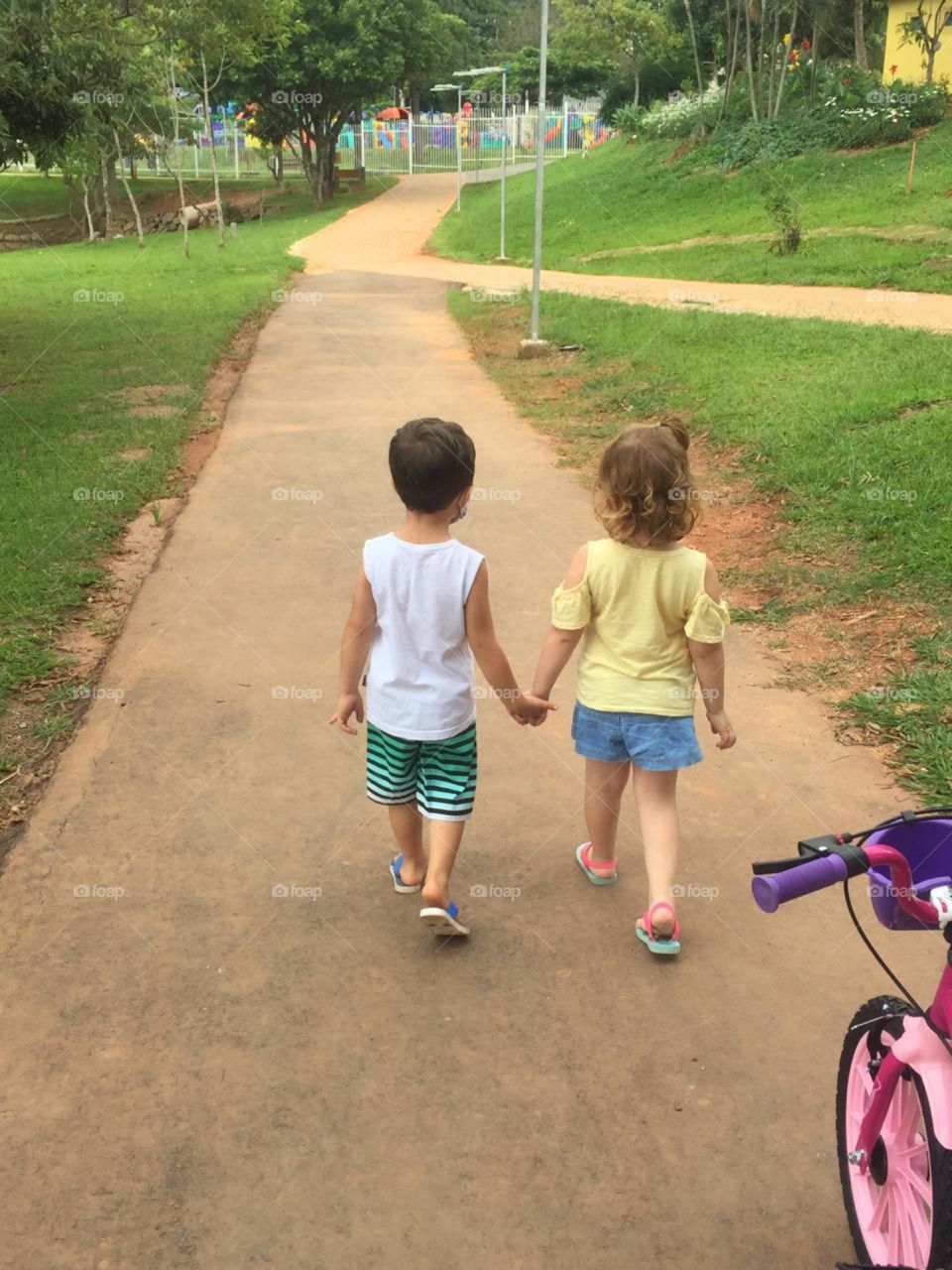 🇧🇷 Quer coisa mais doce do que primos passeando juntos? Por onde vão? Não sei. Mas sempre irão juntos.
🇺🇸 Want anything sweeter than cousins ​​walking together in a park? Where are you going? I do not know. But they will always go together.