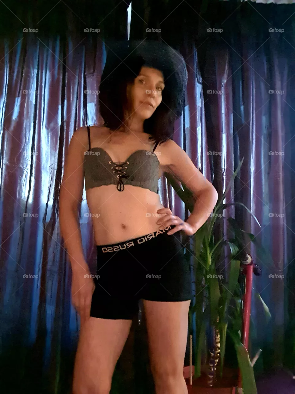Woman with the hat. Pose