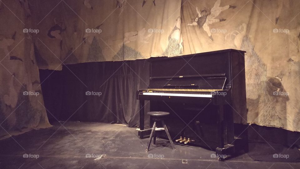 theater setting/scenery piano