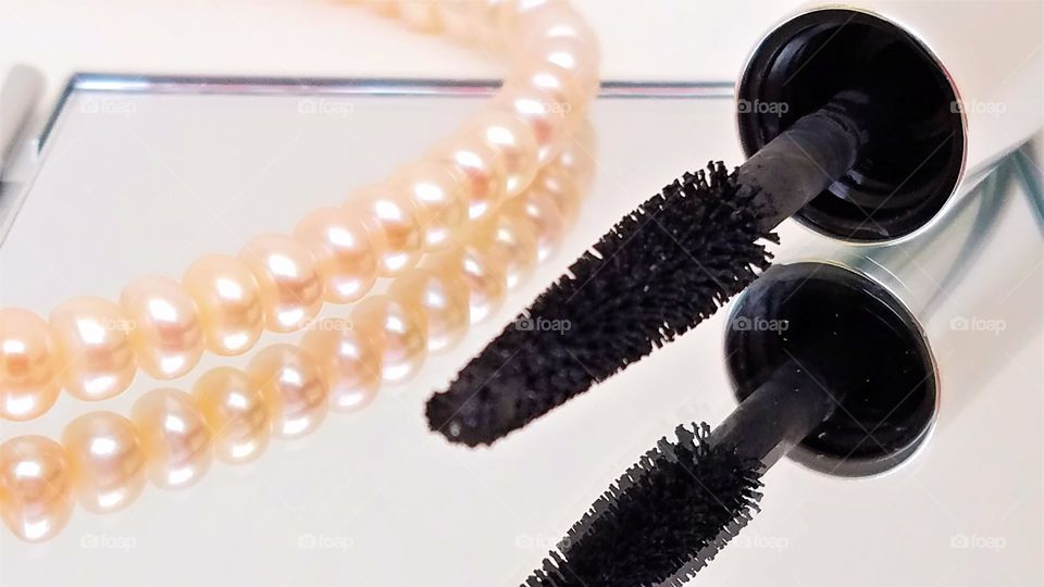 Eye mascara and pearls