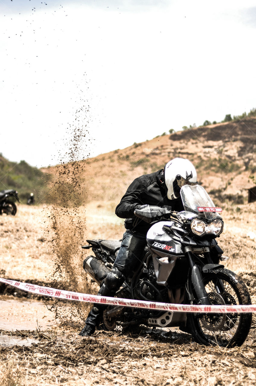 muddy race with the entho rider