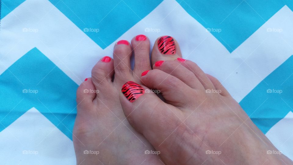 Ombré Tiger striped toes on turquoise and white chevron background