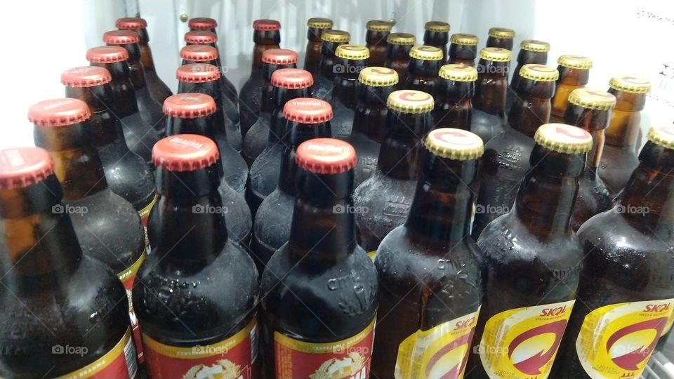Garrafas de cervejas.