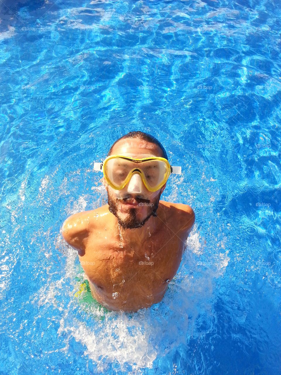 chico con gafas de bucear en la piscina