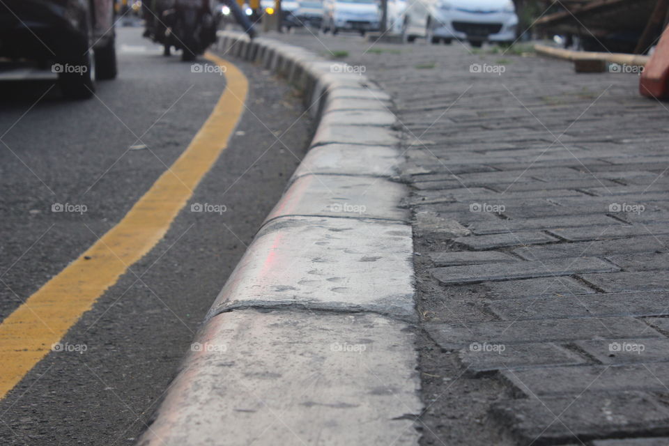 hitam putih trotoar di Indonesia