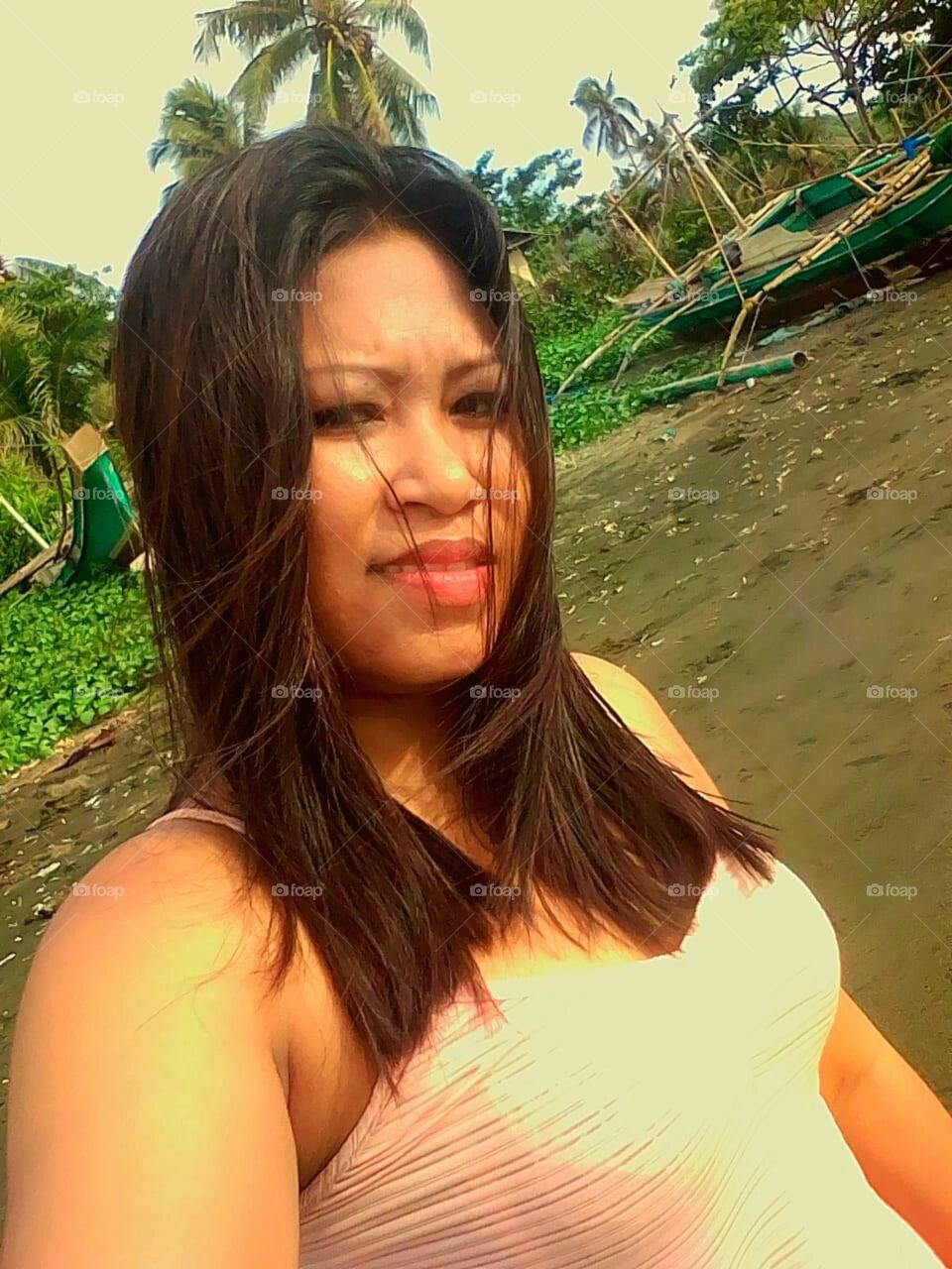 Selfi near the sea evening sunset time reflection sunlight on the body.