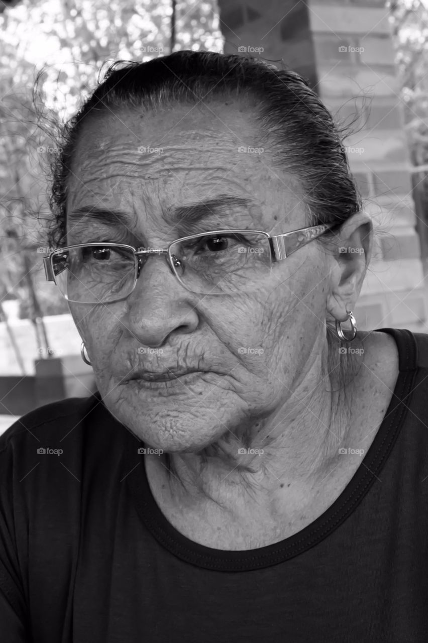 Os traços do rosto mostram sua história.