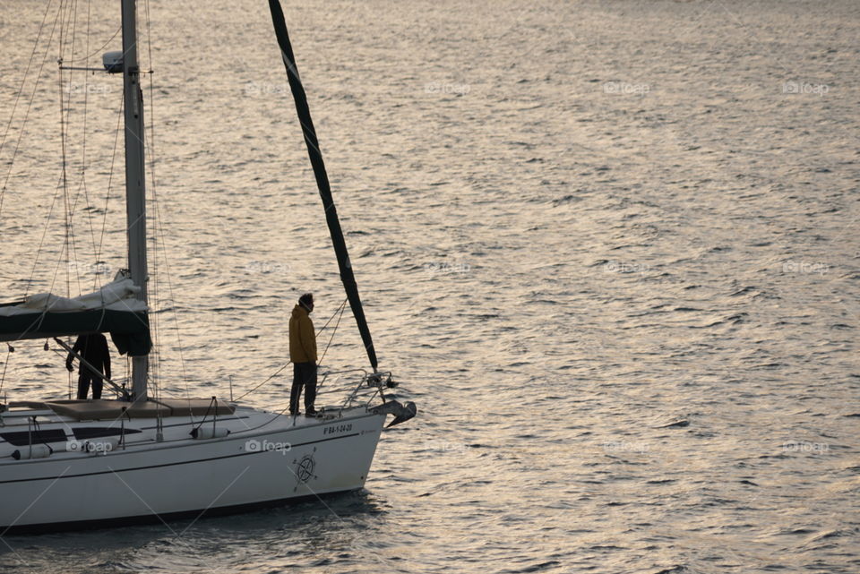 barco mar atardecer hombre solo