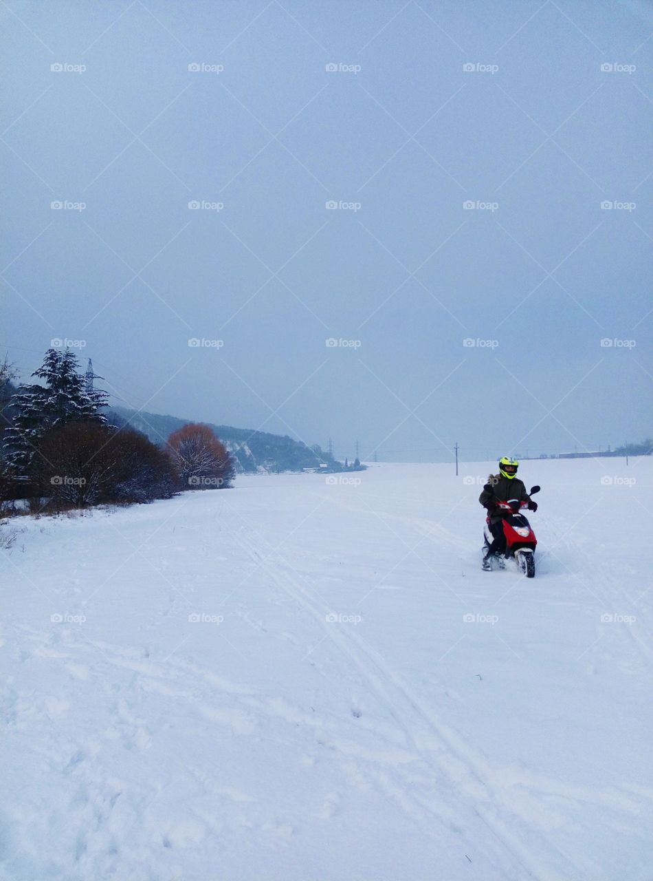 Con lo scooter sulla neve