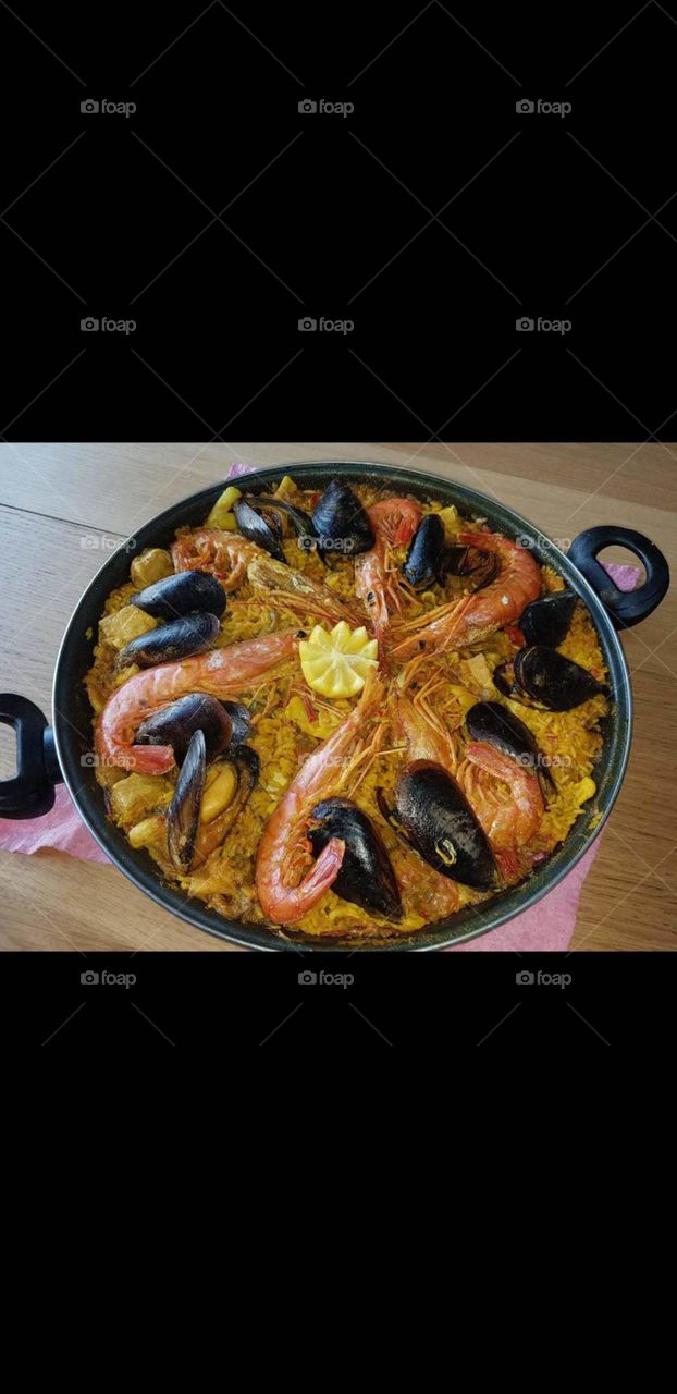 plate of the famous spanosh food called paella