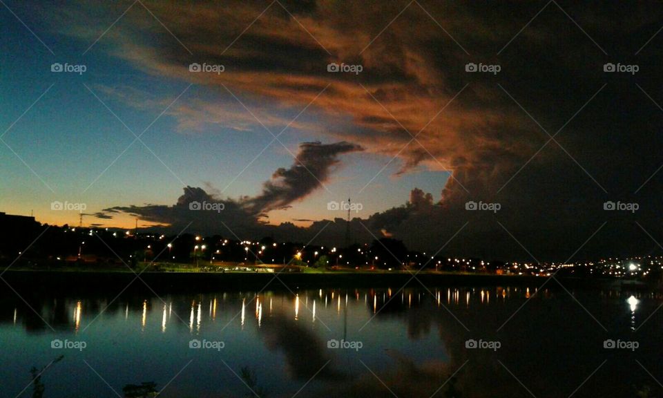 Céu nublado na cidade. Por do sol.
